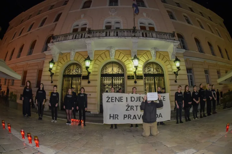 Zapalili svijeće pred sudom: Zadrani prosvjedovali zbog pu&scaron;tanja osumnjičenih za silovanje