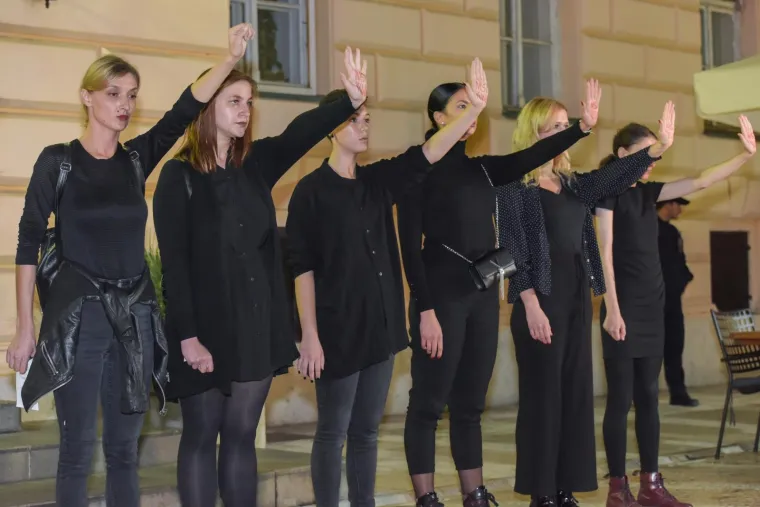 Zapalili svijeće pred sudom: Zadrani prosvjedovali zbog pu&scaron;tanja osumnjičenih za silovanje