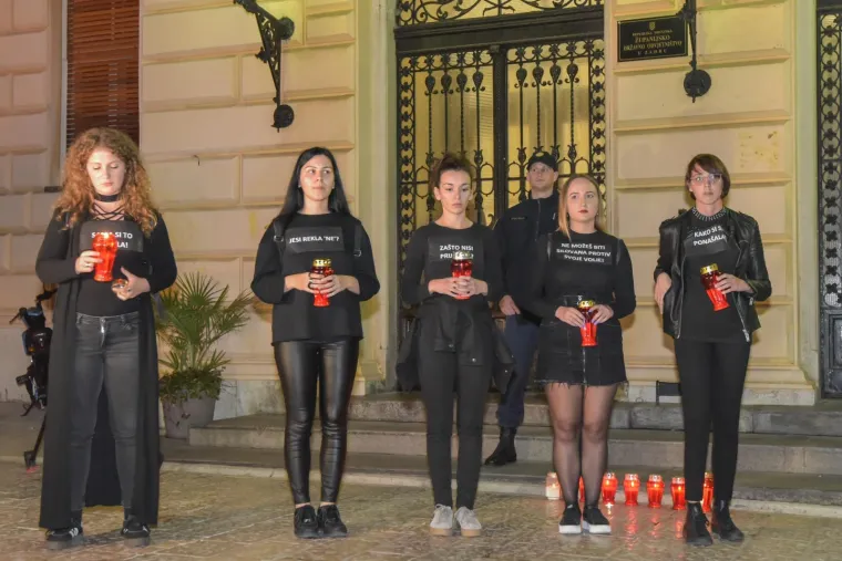 Zapalili svijeće pred sudom: Zadrani prosvjedovali zbog pu&scaron;tanja osumnjičenih za silovanje