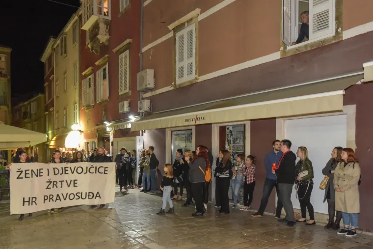 Zapalili svijeće pred sudom: Zadrani prosvjedovali zbog pu&scaron;tanja osumnjičenih za silovanje