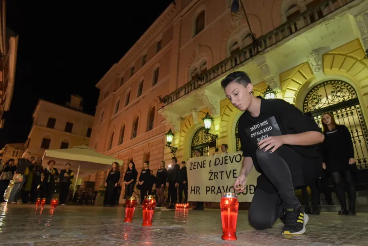 Zapalili svijeće pred sudom: Zadrani prosvjedovali zbog pu&scaron;tanja osumnjičenih za silovanje