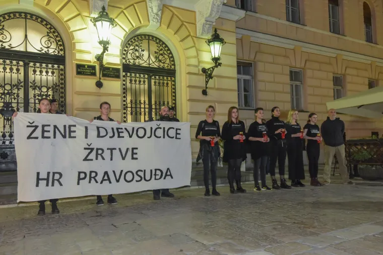 Zapalili svijeće pred sudom: Zadrani prosvjedovali zbog pu&scaron;tanja osumnjičenih za silovanje