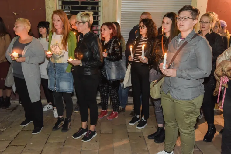 Zapalili svijeće pred sudom: Zadrani prosvjedovali zbog pu&scaron;tanja osumnjičenih za silovanje