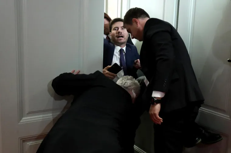 Pernara saborska straža iznijela iz sabornice! 'Za&scaron;to se meni sudi, a osumnjičeni za silovanje su pu&scaron;teni?'