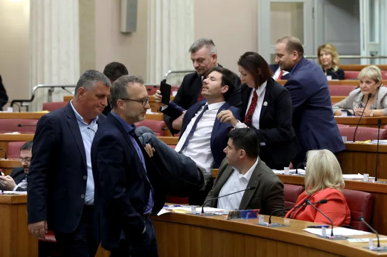 Pernara saborska straža iznijela iz sabornice! 'Za&scaron;to se meni sudi, a osumnjičeni za silovanje su pu&scaron;teni?'