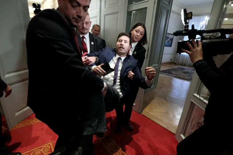 Pernara saborska straža iznijela iz sabornice! 'Za&scaron;to se meni sudi, a osumnjičeni za silovanje su pu&scaron;teni?'