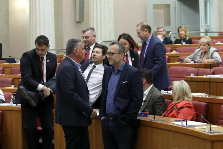 Pernara saborska straža iznijela iz sabornice! 'Za&scaron;to se meni sudi, a osumnjičeni za silovanje su pu&scaron;teni?'