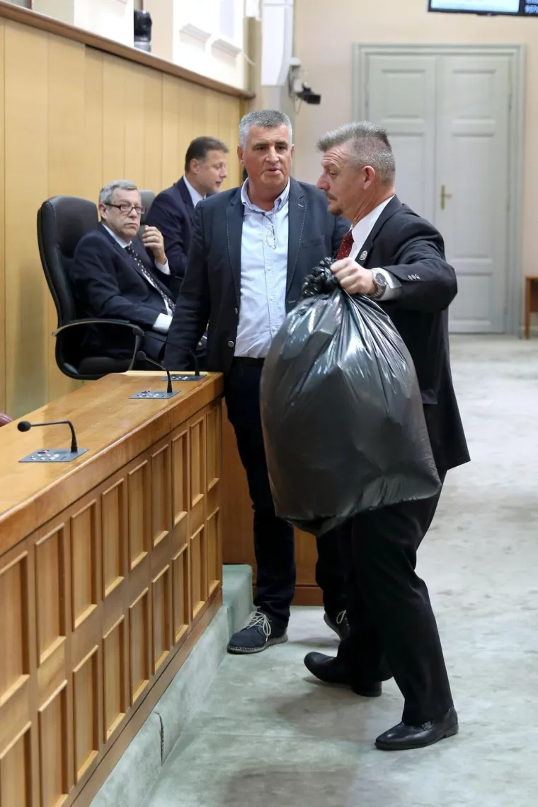 Miro Bulj u Sabor donio vreću smeća i stavio je u Plenkovićevu fotelju!
