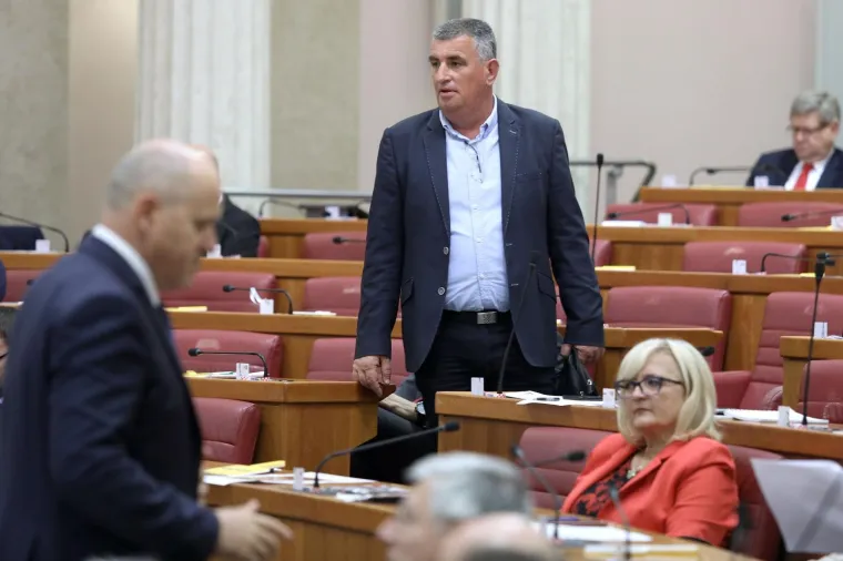 Miro Bulj u Sabor donio vreću smeća i stavio je u Plenkovićevu fotelju!