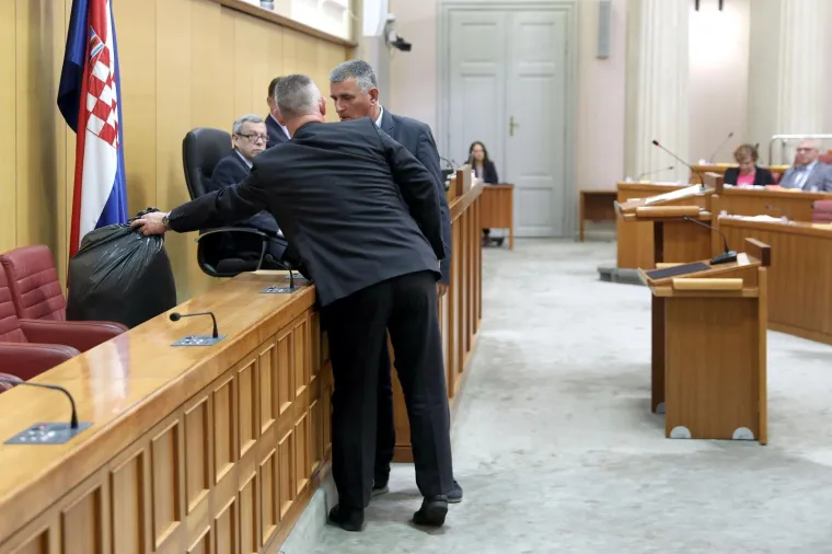 Miro Bulj u Sabor donio vreću smeća i stavio je u Plenkovićevu fotelju!