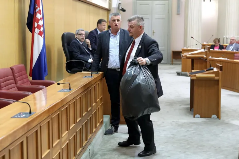 Miro Bulj u Sabor donio vreću smeća i stavio je u Plenkovićevu fotelju!