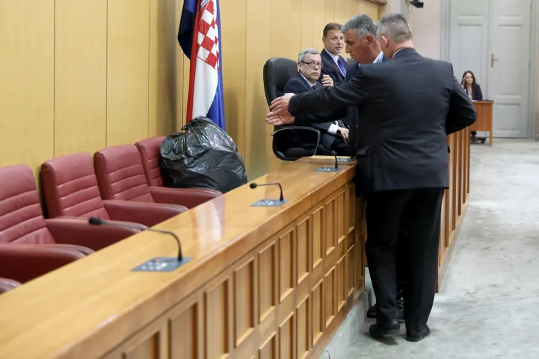 Miro Bulj u Sabor donio vreću smeća i stavio je u Plenkovićevu fotelju!