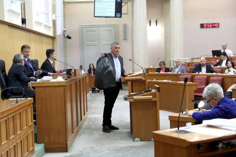 Miro Bulj u Sabor donio vreću smeća i stavio je u Plenkovićevu fotelju!