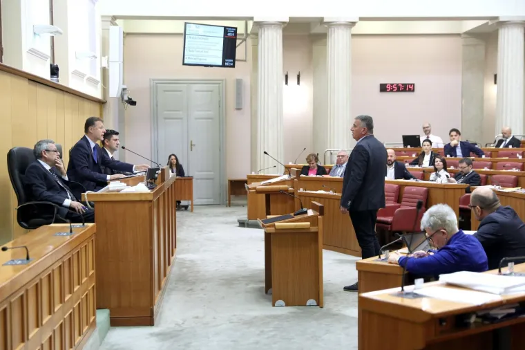 Miro Bulj u Sabor donio vreću smeća i stavio je u Plenkovićevu fotelju!