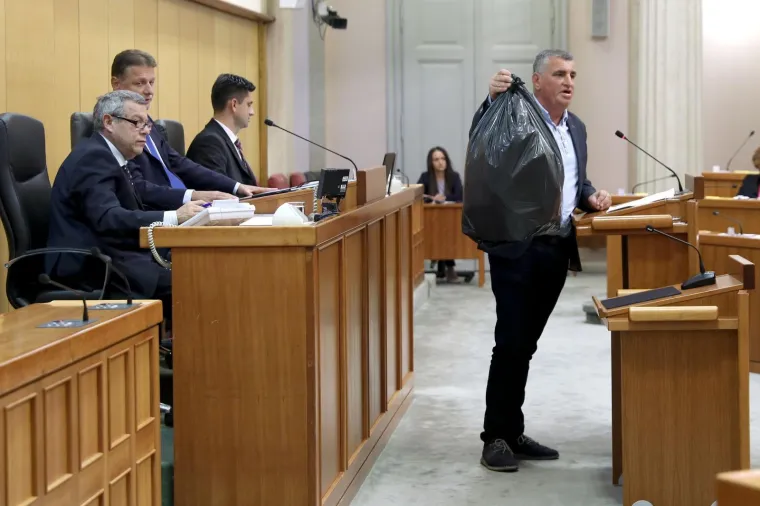 Miro Bulj u Sabor donio vreću smeća i stavio je u Plenkovićevu fotelju!