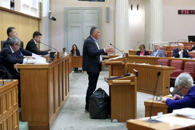 Miro Bulj u Sabor donio vreću smeća i stavio je u Plenkovićevu fotelju!