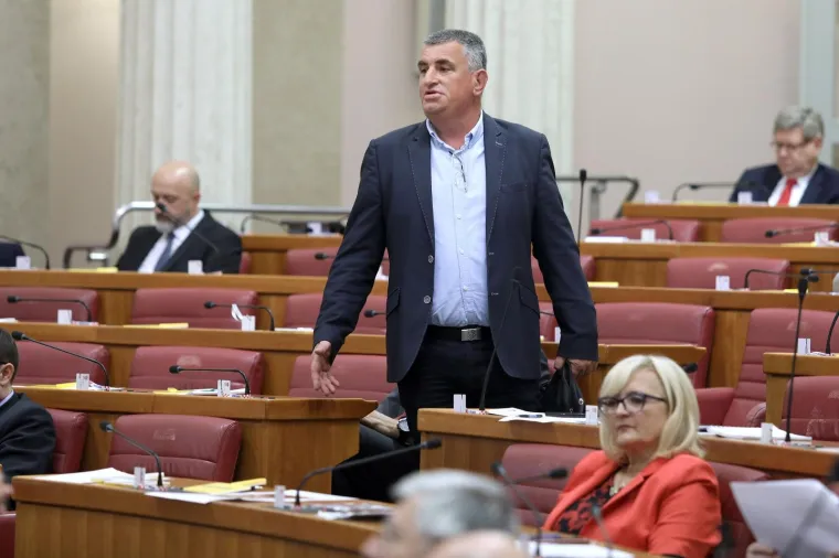 Miro Bulj u Sabor donio vreću smeća i stavio je u Plenkovićevu fotelju!