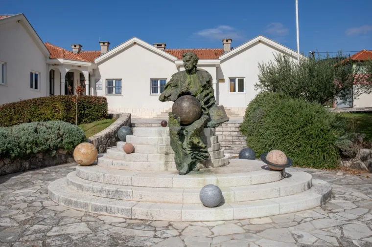 Bjegunac Mamić &scaron;iri poslovno carstvo: U Ravnom će graditi sportski centar, zemlji&scaron;te je već kupio