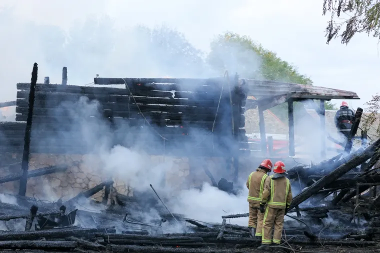 Vatra progutala turističku atrakciju Orlov put, obitelj Gusak ostala bez doma