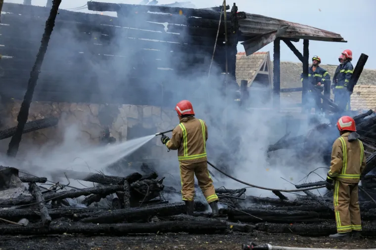 Vatra progutala turističku atrakciju Orlov put, obitelj Gusak ostala bez doma