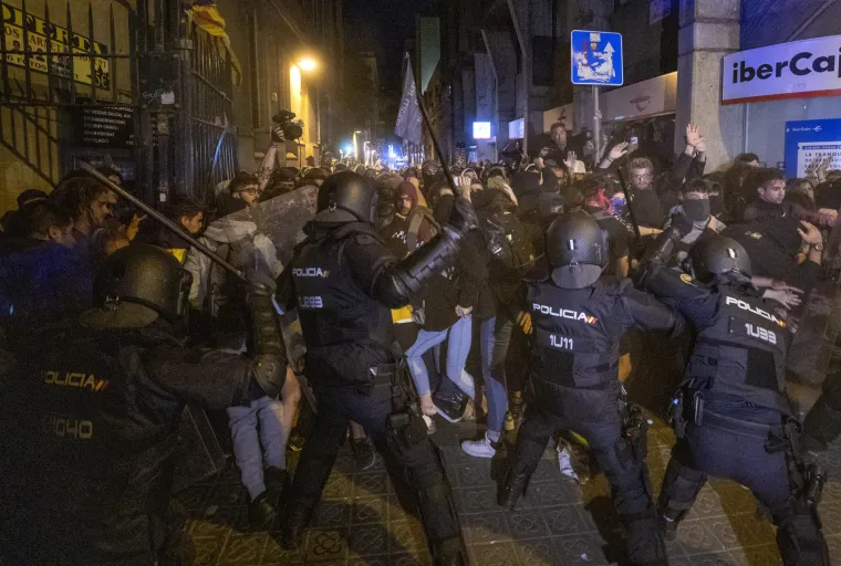 Katalonija na nogama: Veliki sukobi prosvjednika i policije, na ulicama vatrene barikade, stotine ozlijeđenih!