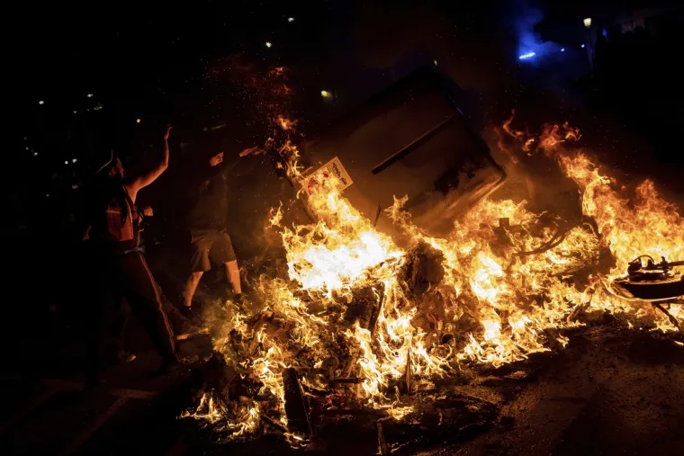 Katalonija na nogama: Veliki sukobi prosvjednika i policije, na ulicama vatrene barikade, stotine ozlijeđenih!