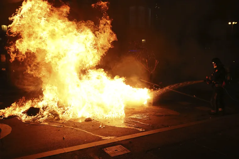 Katalonija na nogama: Veliki sukobi prosvjednika i policije, na ulicama vatrene barikade, stotine ozlijeđenih!