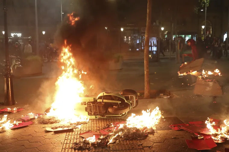 Katalonija na nogama: Veliki sukobi prosvjednika i policije, na ulicama vatrene barikade, stotine ozlijeđenih!