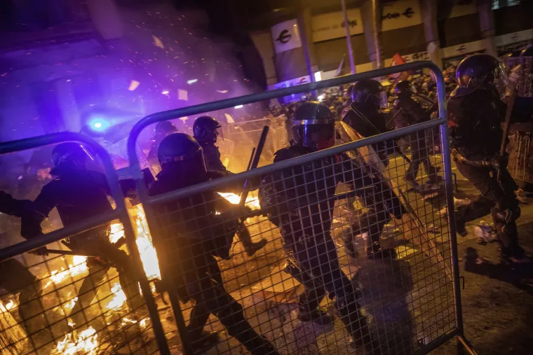 Katalonija na nogama: Veliki sukobi prosvjednika i policije, na ulicama vatrene barikade, stotine ozlijeđenih!