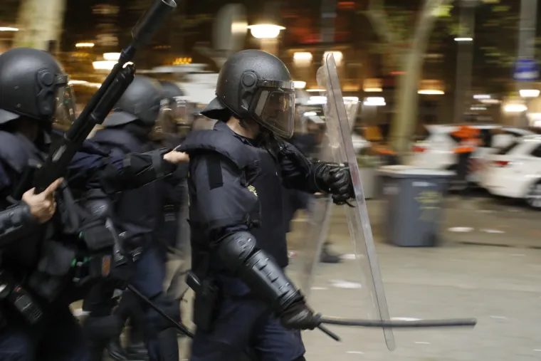 Katalonija na nogama: Veliki sukobi prosvjednika i policije, na ulicama vatrene barikade, stotine ozlijeđenih!