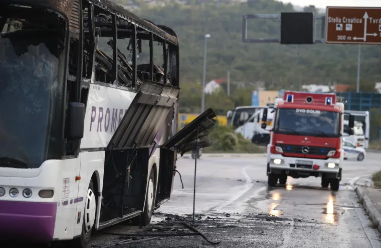 Butkinja kod Klisa: Izgorio autobus koji je vozio na relaciji Split-Sinj, hitno evakuirali putnike