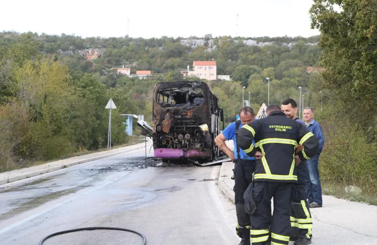 Butkinja kod Klisa: Izgorio autobus koji je vozio na relaciji Split-Sinj, hitno evakuirali putnike