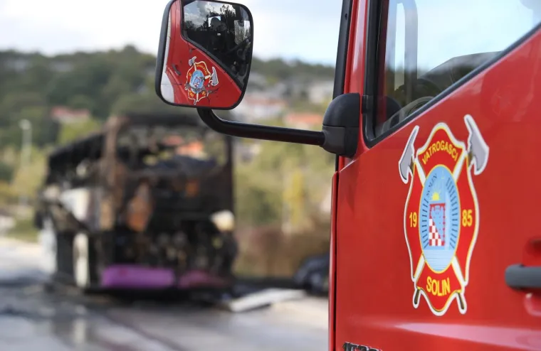 Butkinja kod Klisa: Izgorio autobus koji je vozio na relaciji Split-Sinj, hitno evakuirali putnike