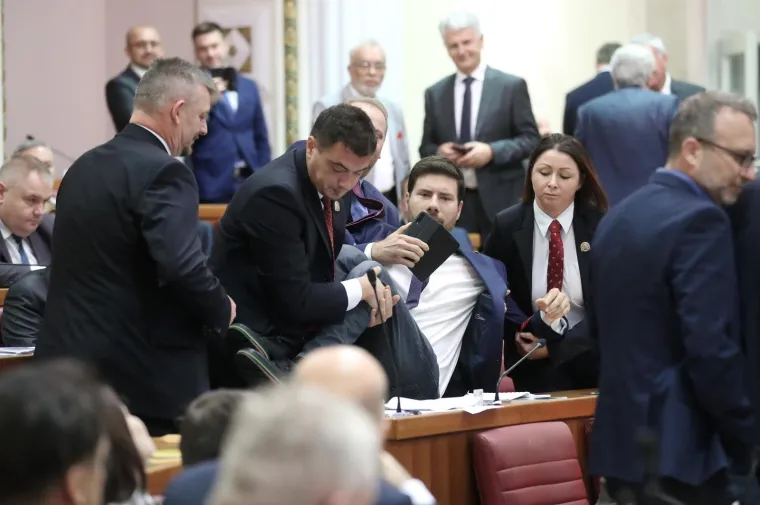 Ivana Pernara iznose iz Sabornice