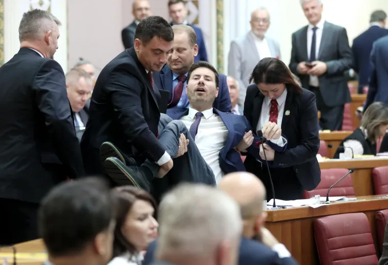 Ivana Pernara iznose iz Sabornice