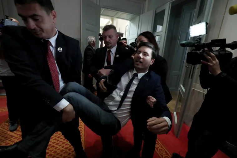 Ivana Pernara iznose iz Sabornice