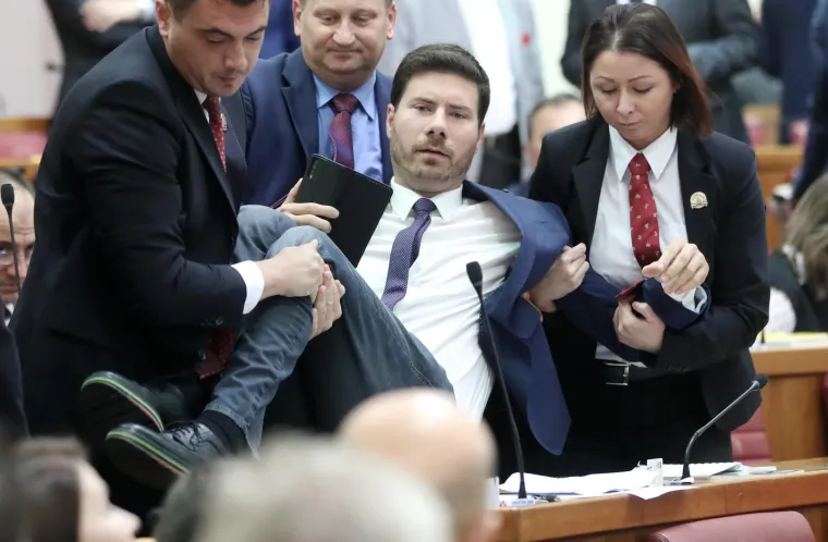 Ivana Pernara iznose iz Sabornice