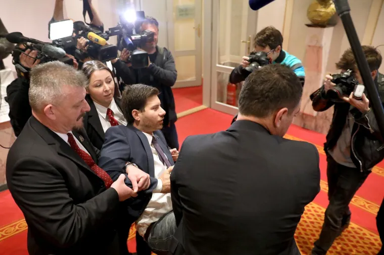 Ivana Pernara iznose iz Sabornice