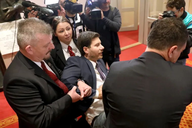 Ivana Pernara iznose iz Sabornice