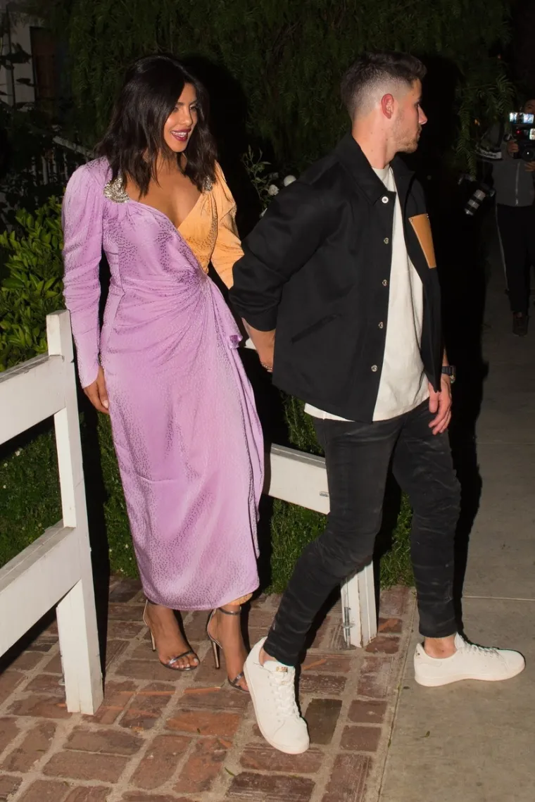 Objektiv fotoaparata uhvatio je pjevača Nicka Jonasa (27) i njegovu deset godina stariju suprugu glumicu Priyanku Chopru kako napuštaju restoran u Hollywoodu. Foto: Profimedia