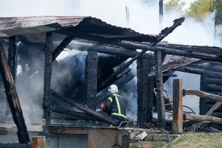 TUGA U BILJU: Do temelja izgorila prva drvena ekokuća u Hrvatskoj izgrađena od trupaca crnog bora i prekrivena baranjskom trskom