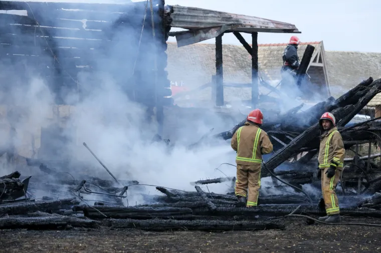 TUGA U BILJU: Do temelja izgorila prva drvena ekokuća u Hrvatskoj izgrađena od trupaca crnog bora i prekrivena baranjskom trskom