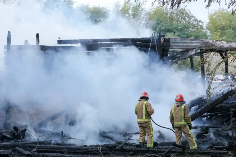 TUGA U BILJU: Do temelja izgorila prva drvena ekokuća u Hrvatskoj izgrađena od trupaca crnog bora i prekrivena baranjskom trskom