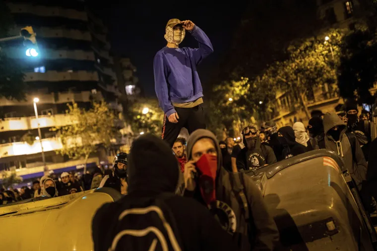 Barcelona u plamenu: Policijske sirene odzvanjaju gradom, zrakom se &scaron;iri miris paljevine