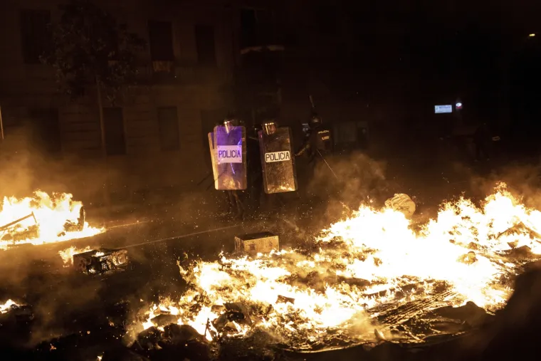 Barcelona u plamenu: Policijske sirene odzvanjaju gradom, zrakom se &scaron;iri miris paljevine