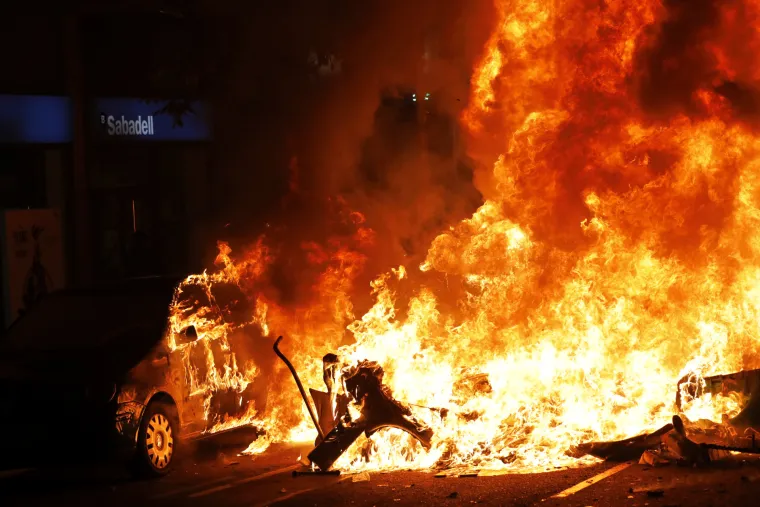 Barcelona u plamenu: Policijske sirene odzvanjaju gradom, zrakom se &scaron;iri miris paljevine
