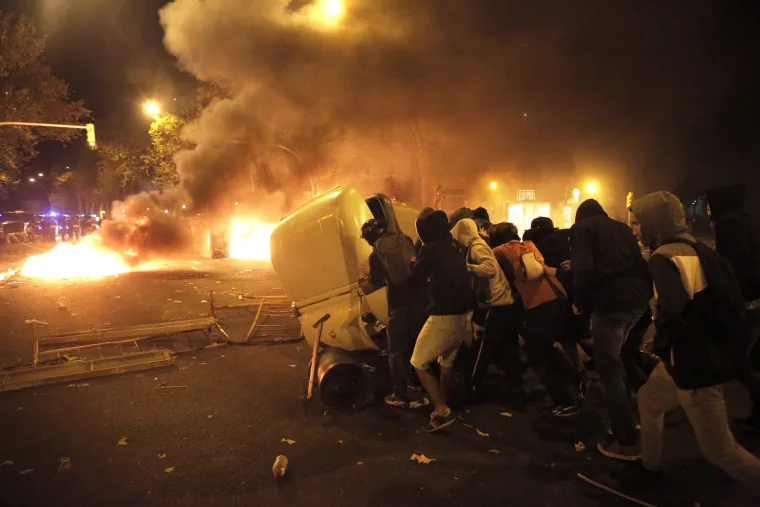 Barcelona u plamenu: Policijske sirene odzvanjaju gradom, zrakom se &scaron;iri miris paljevine