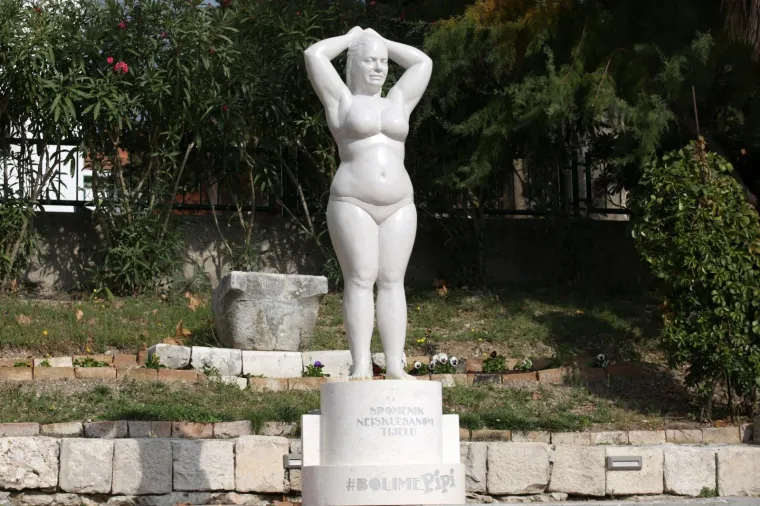 Tko je ta djevojka zamamnih oblina? Na Bačvicama osvanuo neobičan kip, svi su stali da ga promotre