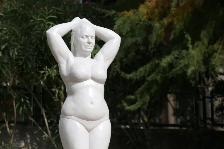 Tko je ta djevojka zamamnih oblina? Na Bačvicama osvanuo neobičan kip, svi su stali da ga promotre