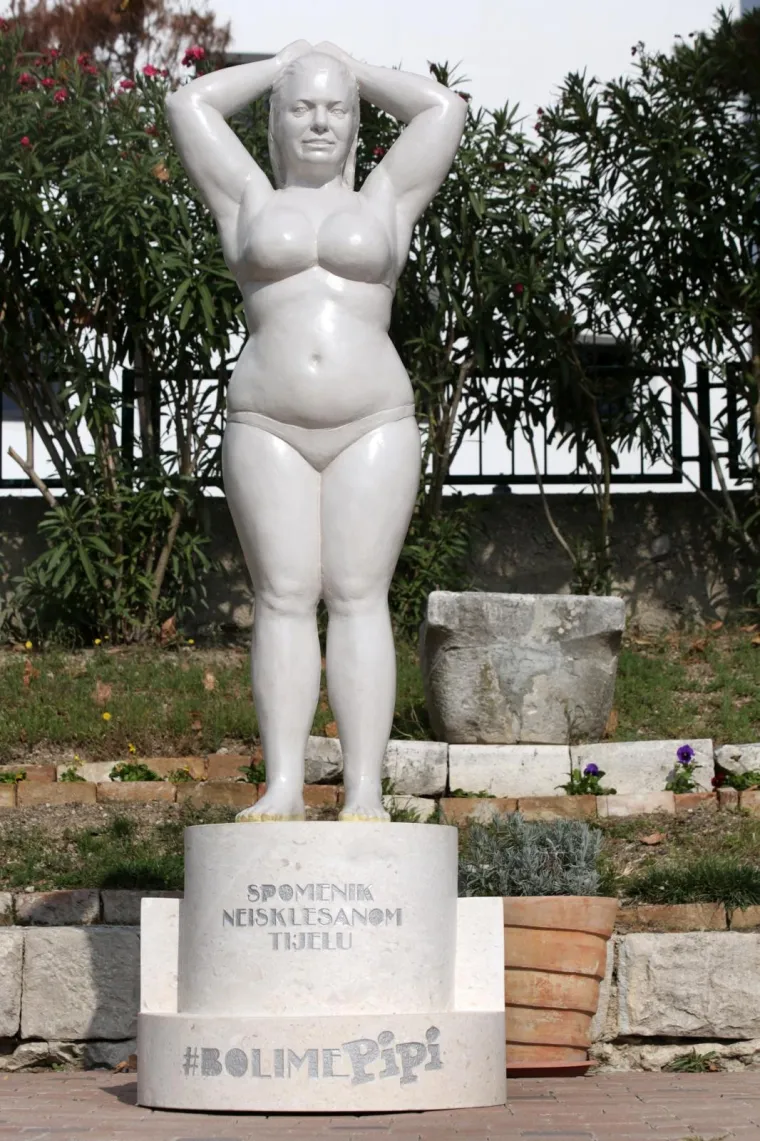 Tko je ta djevojka zamamnih oblina? Na Bačvicama osvanuo neobičan kip, svi su stali da ga promotre